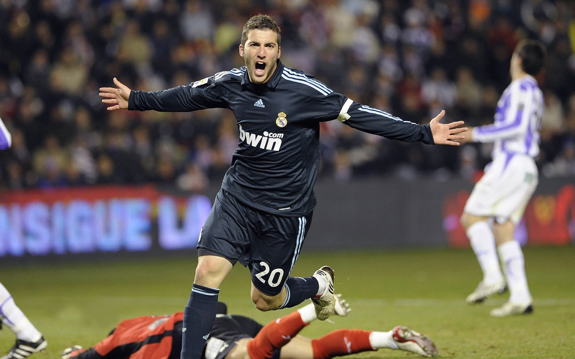 F1赛车赛场焦点！阿根廷队对阵荷兰队，年轻新星表现惊艳，未来可期